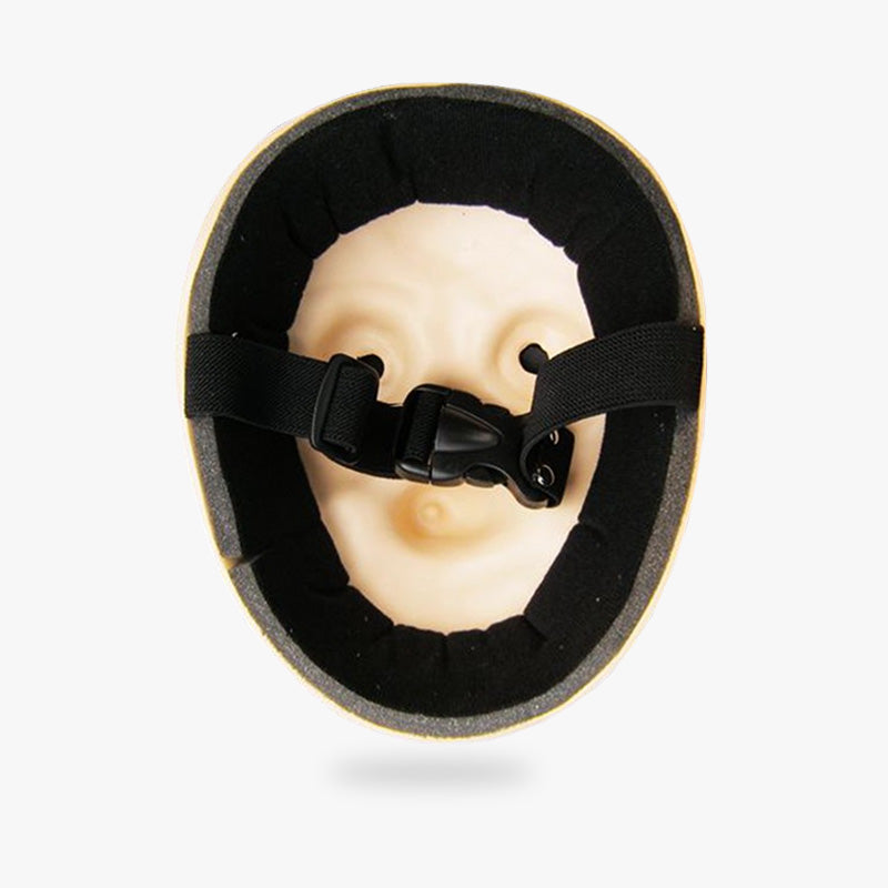 Le hyottoko masque s'attache autour de la tete avec une sangle noire. C'est un masque japonais traditionnel