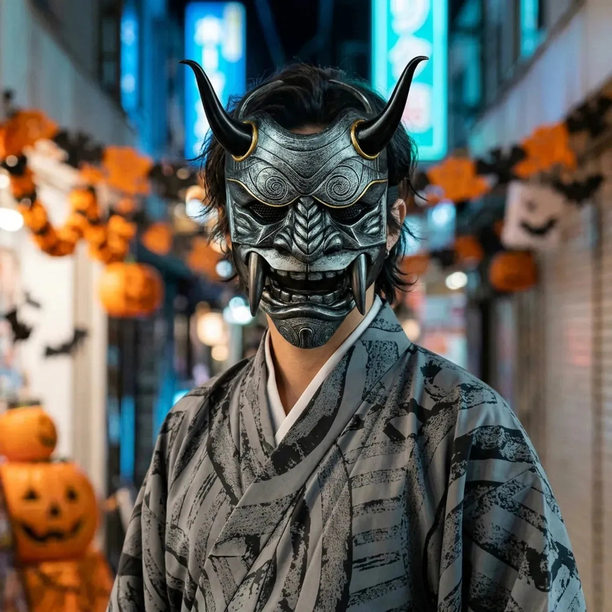 Masque oni : masque de démon en métal gris avec des cornes noires, porté avec un kimono gris de nuit pour Halloween, néons bleus de Tokyo en arrière-plan.