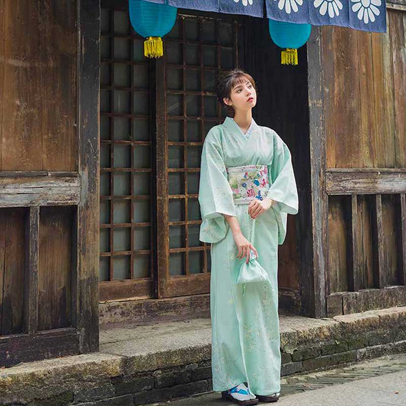 Kanzashi fleur cheveux assorti à une tenue kimono japonaise