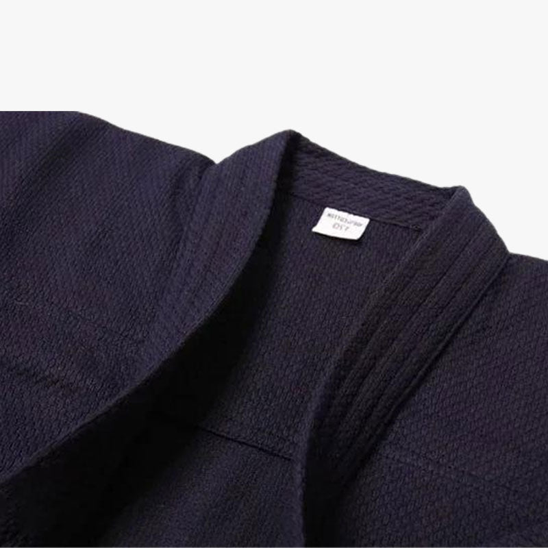 Le Keikogi coton bleu offre un confort exceptionnel et une grande durabilité, idéal pour les séances d'entraînement intensives
