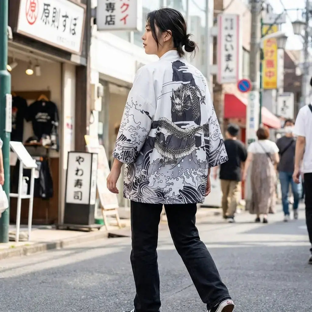 Veste Dragon Kimono porté par une femme dans une pièce japonaise traditionnelle