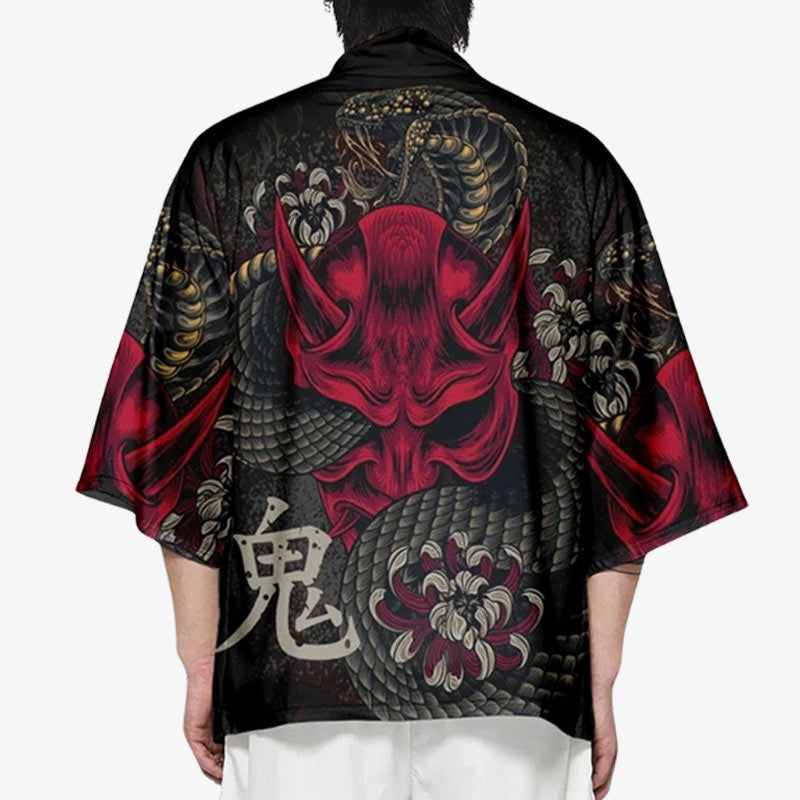 Homme vêtu d'un kimono yokai inspiré des esprits Oni traditionnels, avec kanji et fleur de la mort japonaise