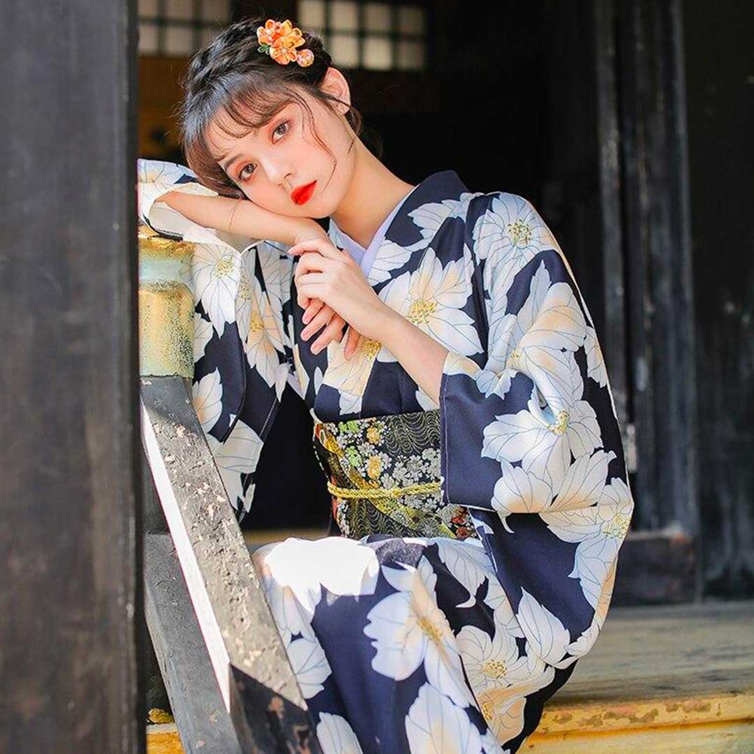 Kimono fleurs jaunes porté avec un chignon orné d'un kanzashi