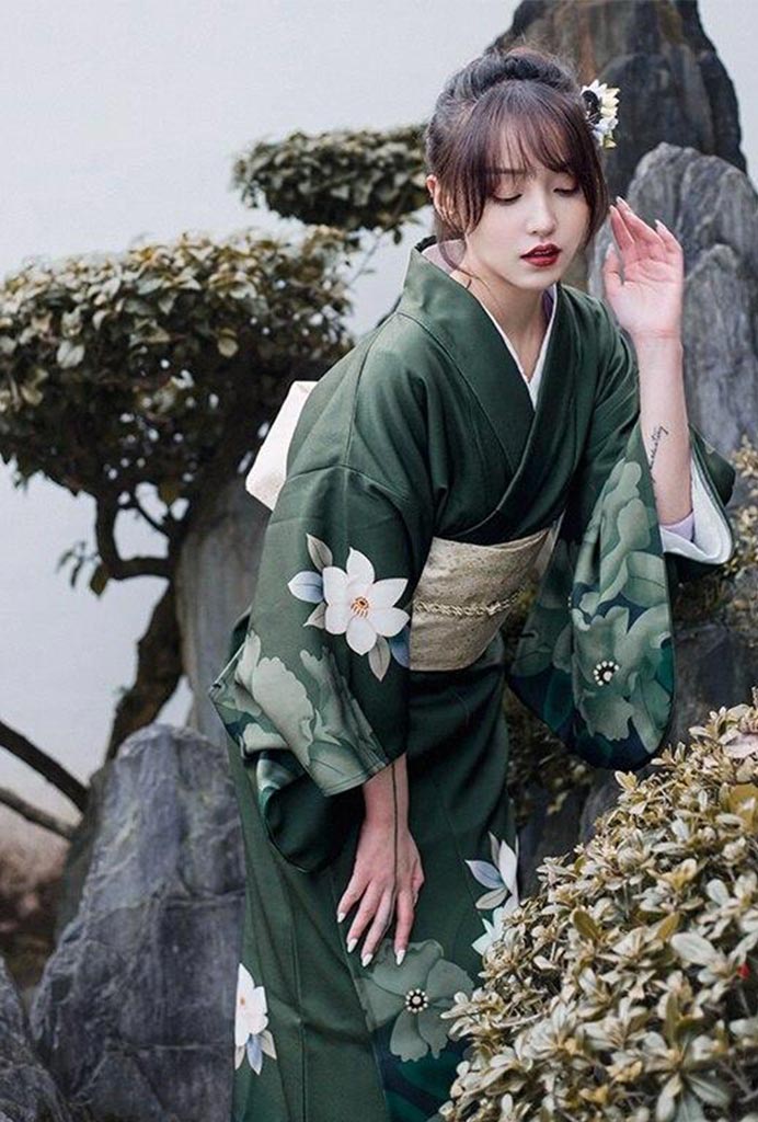 Kimono japonais femme élégant à motif floral