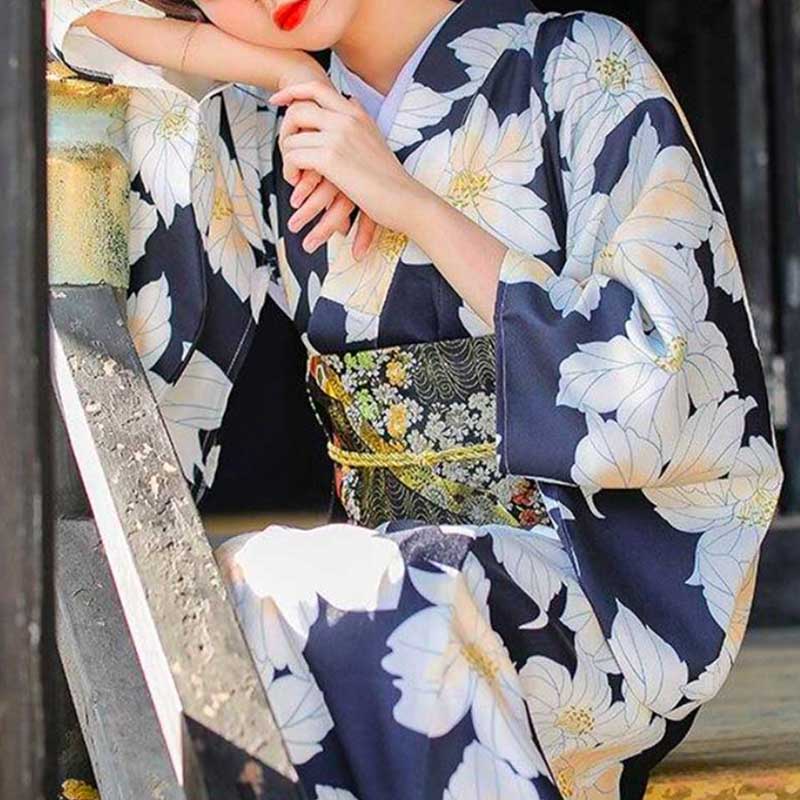 Kimono japonais femme avec ceinture obi nouée