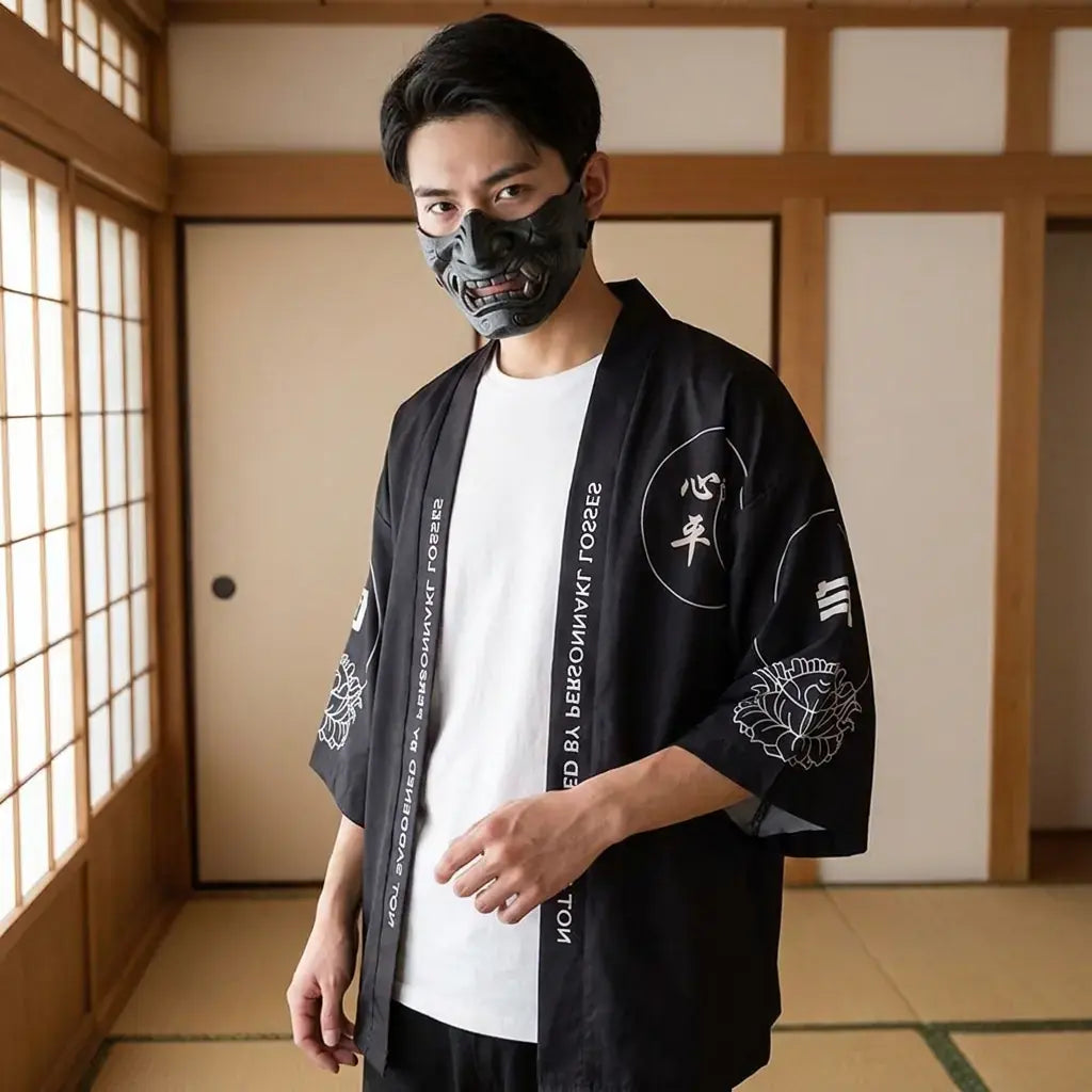 Kimono japonais Kyoto porté par un homme dans une pièce japonaise traditionnelle, vue de face