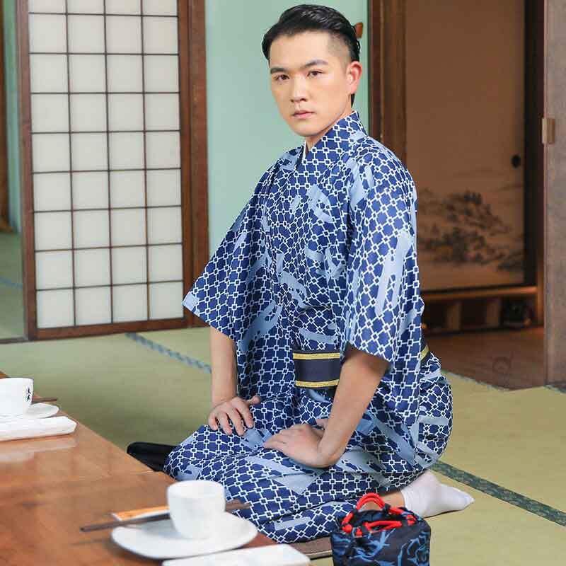 Enfilez un kimono japonais samoura homme traditionnel pour participer à une cérémonie du thé