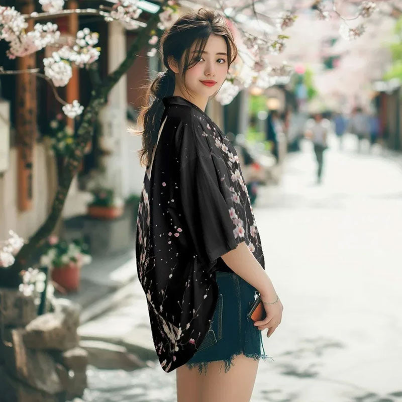 Cette veste haori japonaise pour femme est un kimono Sakura de style Kyoto, inspiré de l'artisanat traditionnel japonais et de la beauté des saisons