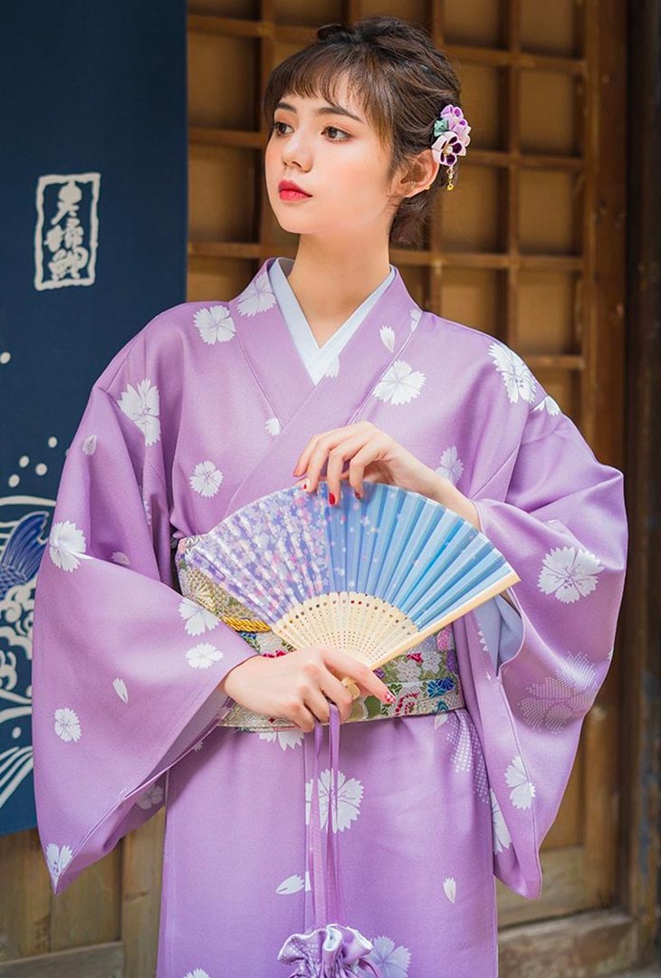 Kimono en tenue traditionnelle japonaise