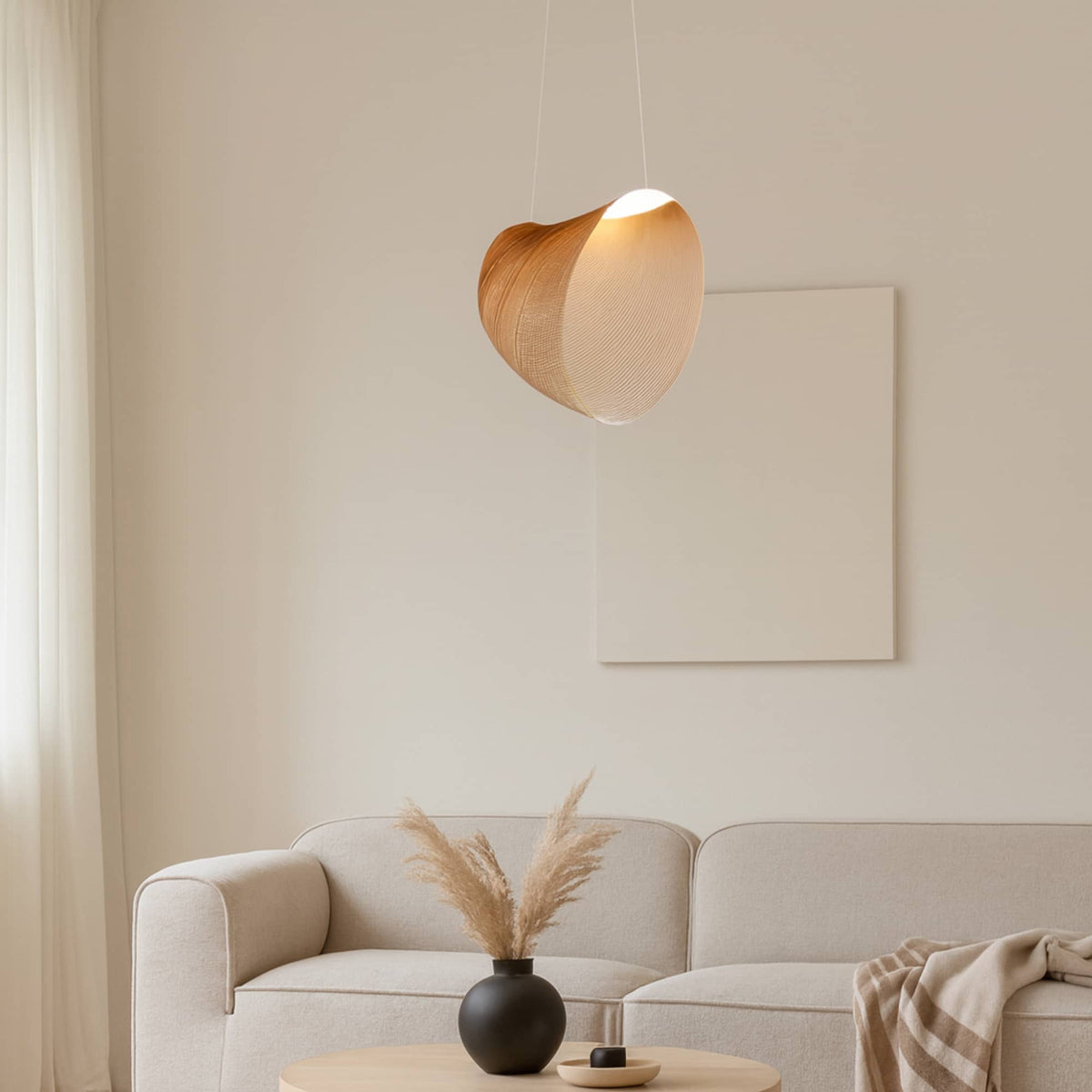 Lampe suspension japonaise en bois au-dessus d'une table basse