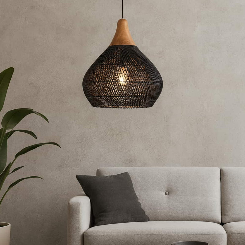 Lampe suspension japonaise moderne au-dessus d'un canapé gris avec une plante sur un mur neutre