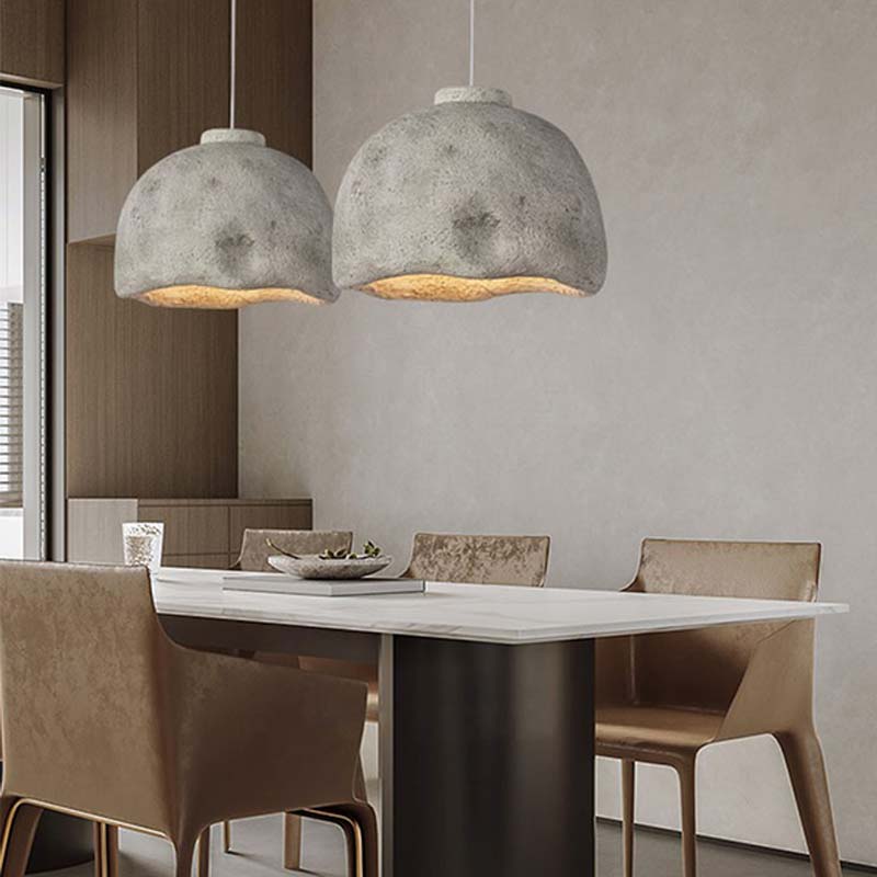 Deux lustres japonais blancs dans une salle à manger avec table et chaises blanches
