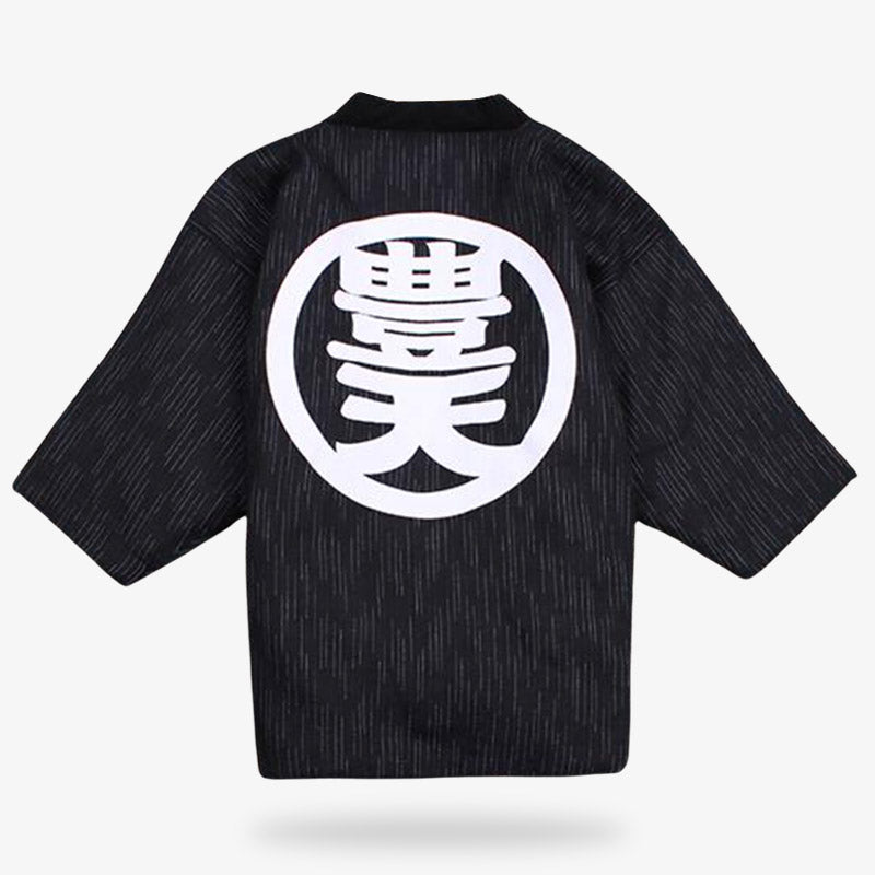 Ce manteau japonais est de couleur noir avec un motif Kanji blanc imprimé sur le dos du tissu. Le hanten japonais est fabriqué avec une matiÚre molletonné. C'est une veste de kimono traditionnel que l'on porte en exterieur