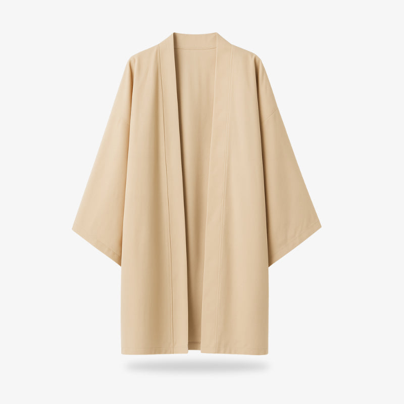 Manteau kimono beige photographié sur fond blanc