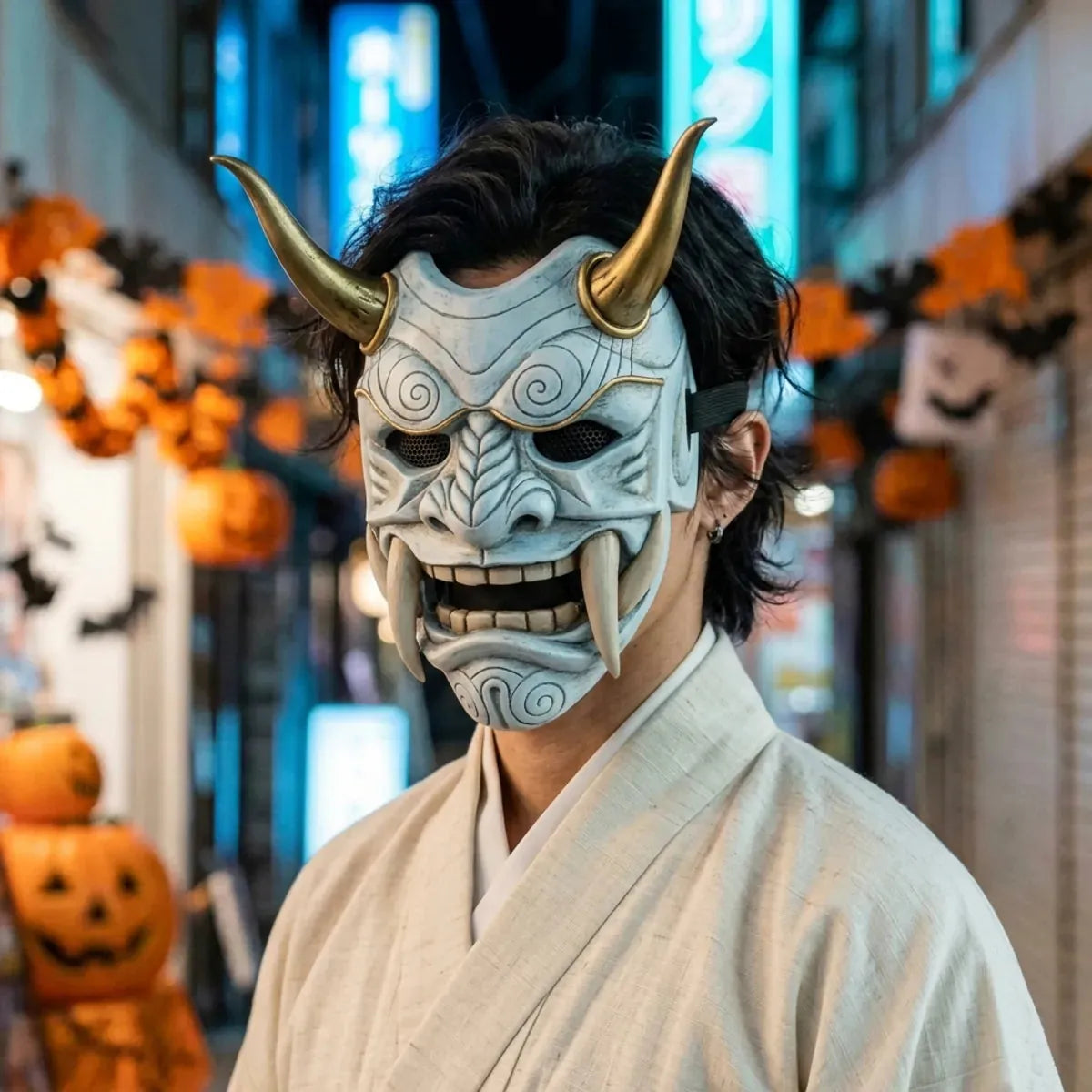 Masque oni traditionnel, masque de démon blanc à cornes dorées porté avec un kimono blanc la nuit pour Halloween, néons bleus de Tokyo en arrière-plan