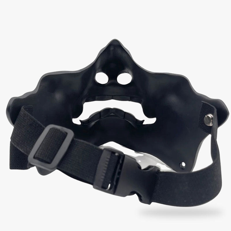 Ninja tenant un masque Oni avec ses sangles ajustables