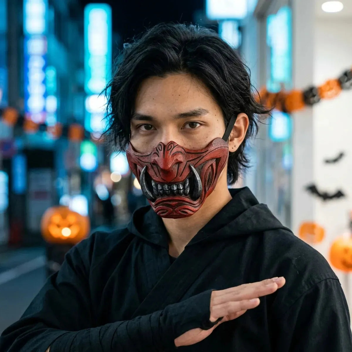 Masque démon japonais : demi-masque oni rouge porté la nuit pour Halloween, néons bleus de Tokyo en arrière-plan