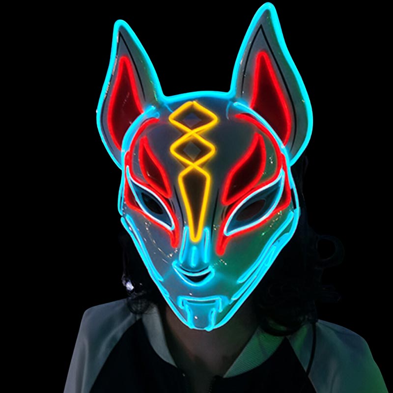 Jeune femme portant un masque renard japonais lumineux blanc, jaune et rouge