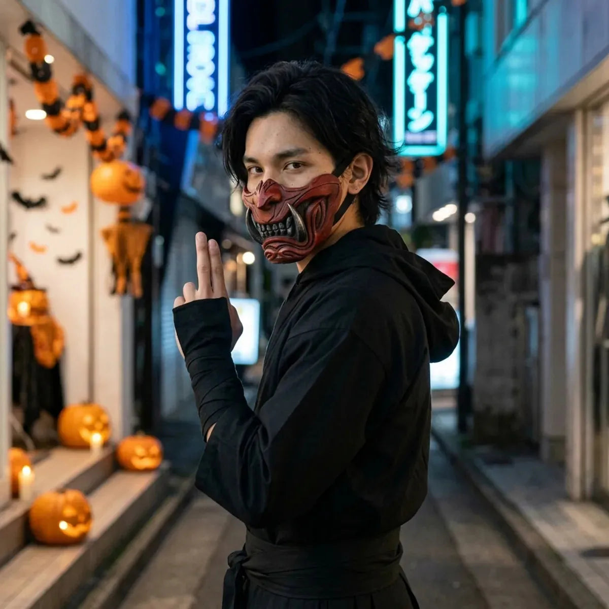 Masque samouraï d'Halloween porté avec une tenue de ninja noire, regard par-dessus l'épaule dans une rue vide de Tokyo