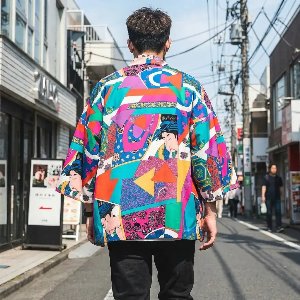 Montsuki Haori porté par un homme dans une pièce japonaise traditionnelle, vue de face