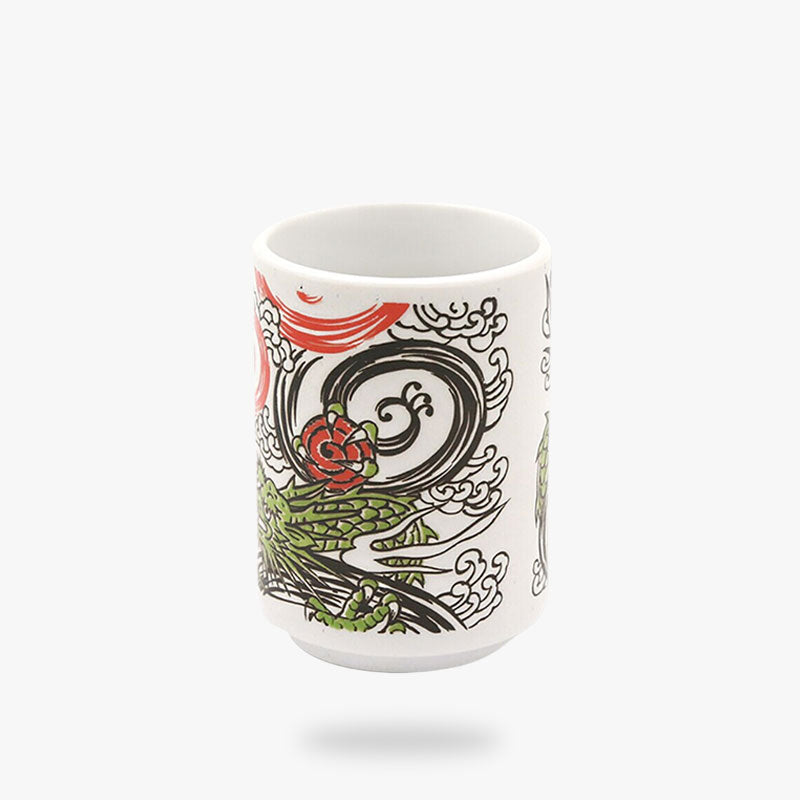 Motif ryu sur tasse japonaise traditionnelle