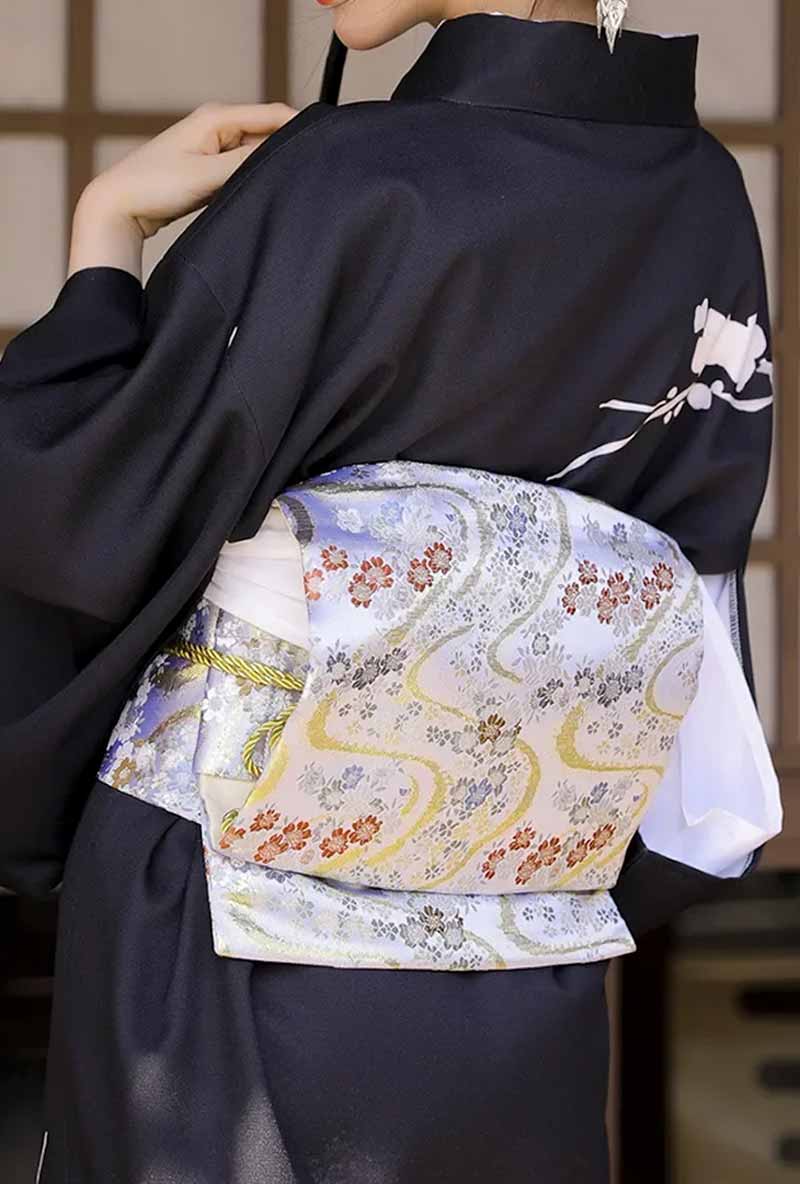 Nouage traditionnel d'une ceinture obi japonaise
