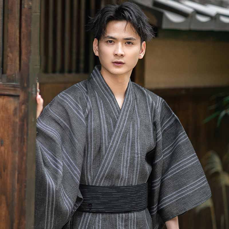 Un ceinture Obi pour Yukata homme se porte avec kimono japonais traditionnel
