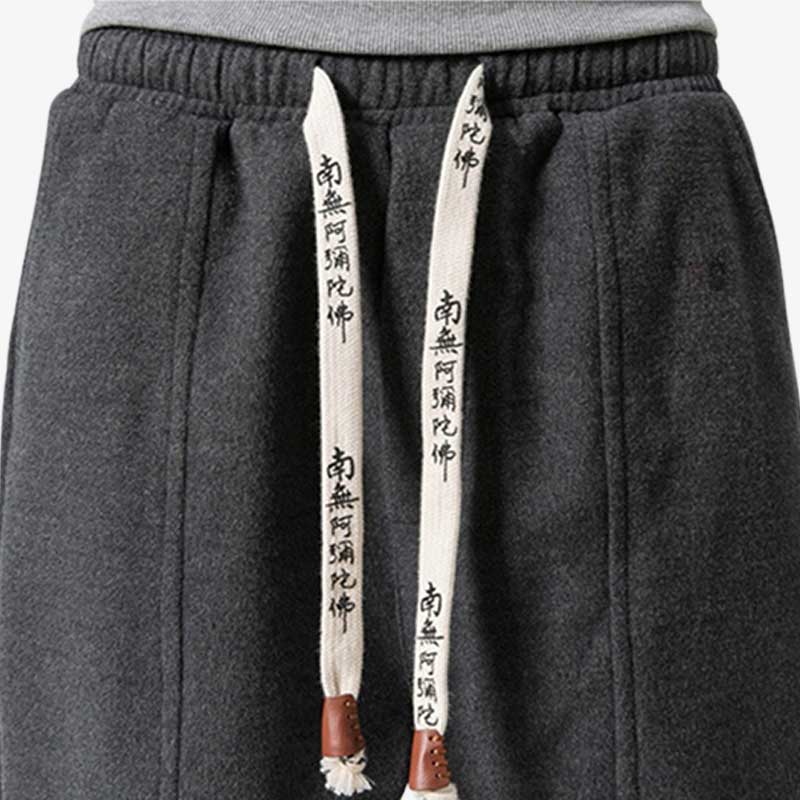 Un magnifique pantalon de jogging streetware japonais dont le cordon est imprimé avec des motifs de kanji