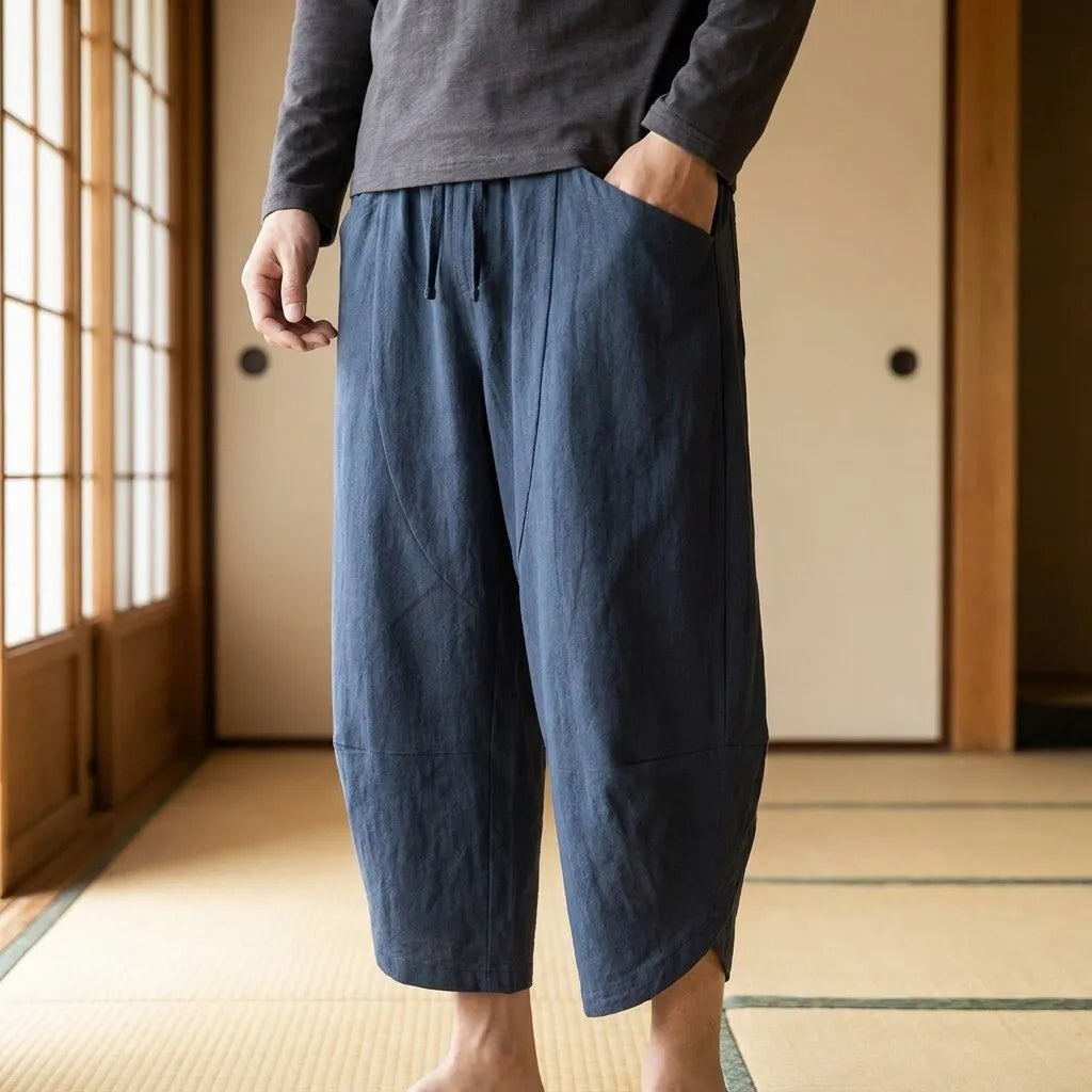 Pantalon japonais homme court vu de face, coupe ample et unicolore