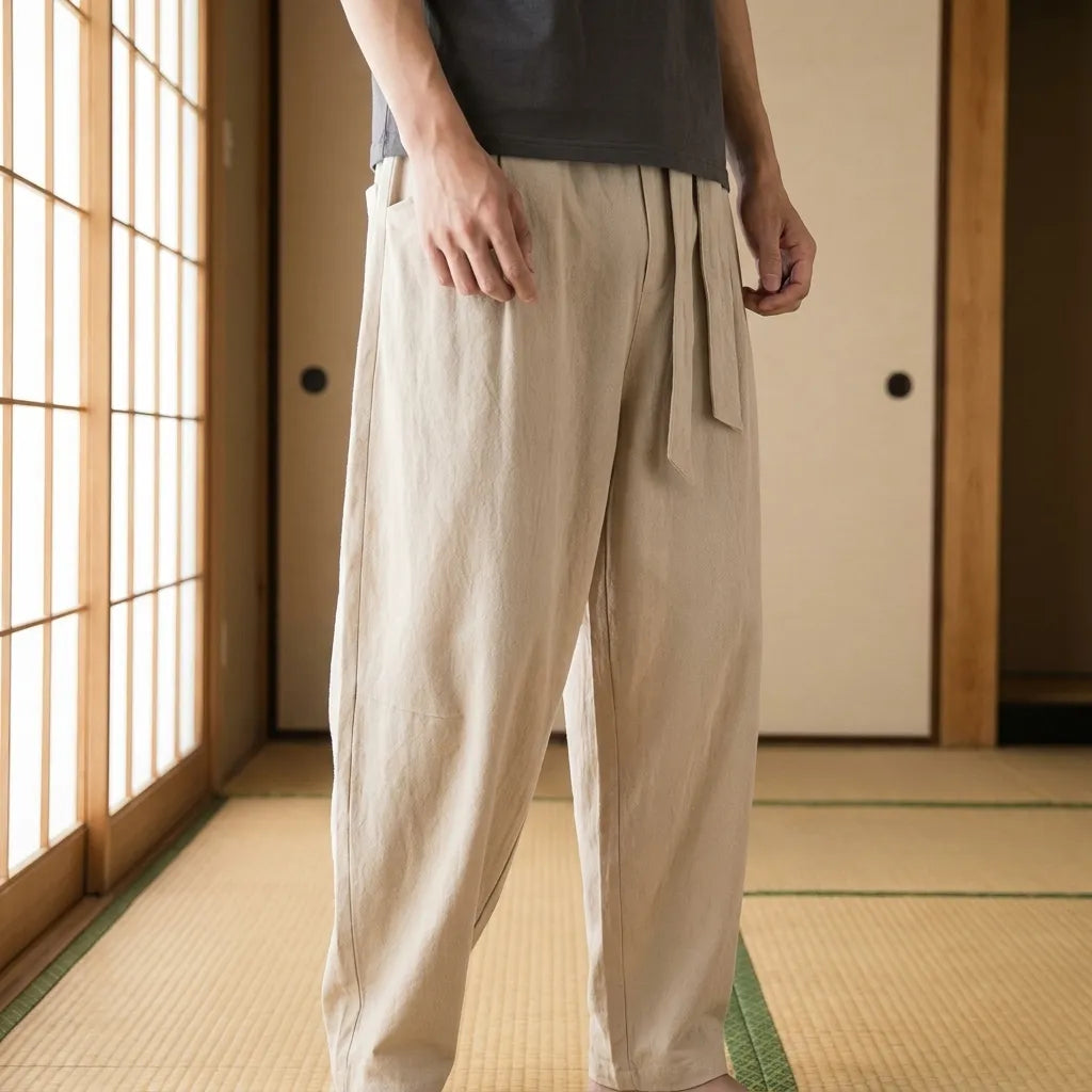 Pantalon japonais homme kaki ample vu de face, coupe fluide inspirée du style Harajuku
