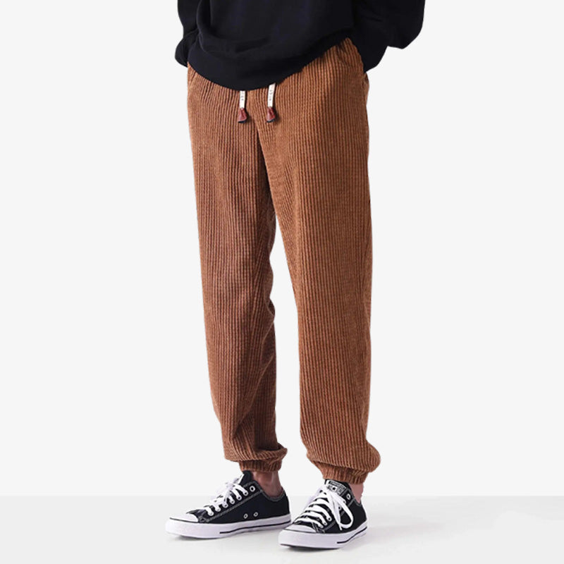 Pantalon japonais en velours côtelé au design rétro et tissu texturé durable, entre savoir-faire traditionnel et streetwear moderne
