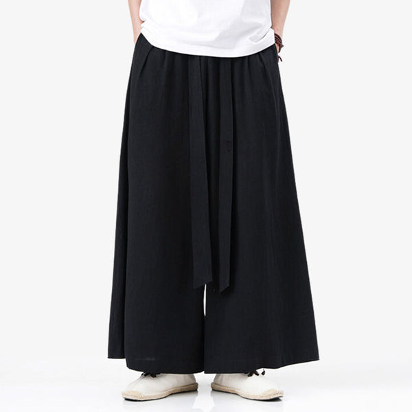 Ce pantalon traditionnel japonais est un hakama noir. Un pantalon fluide et zen