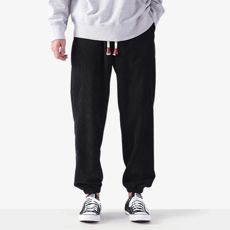 Pantalon en velours côtelé noir alliant design épuré et style rétro japonais pour une tenue de mode japonaise