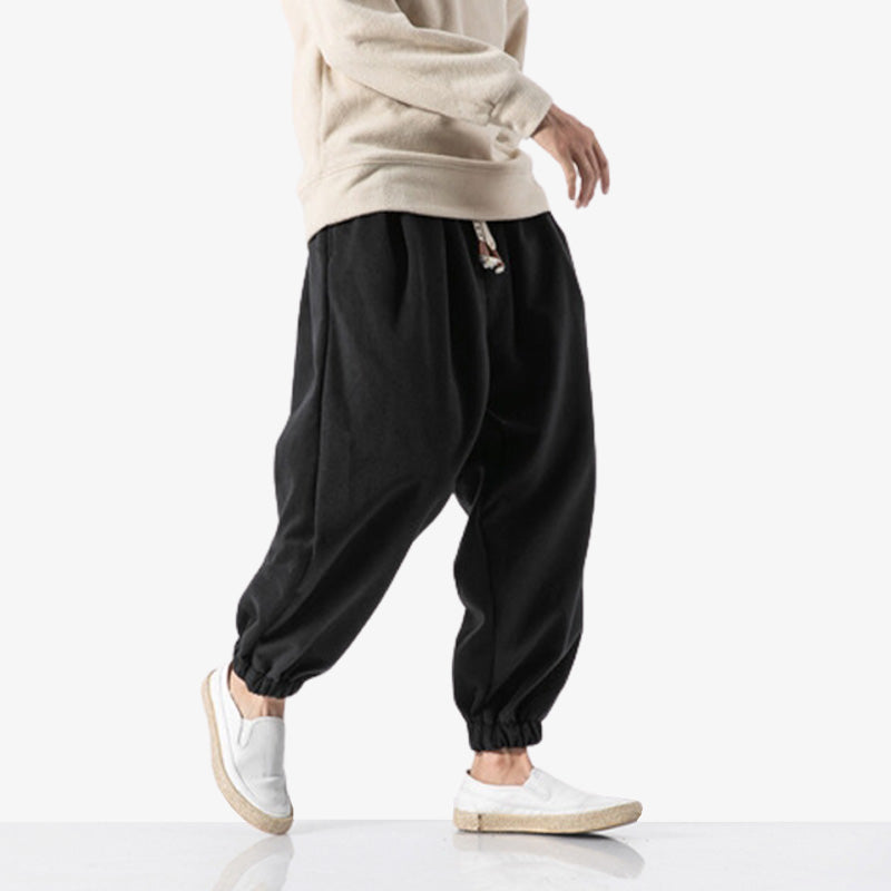 Un homme est habillé avec un pantalon japonais cargo large. Pantaly style streetwear et zen