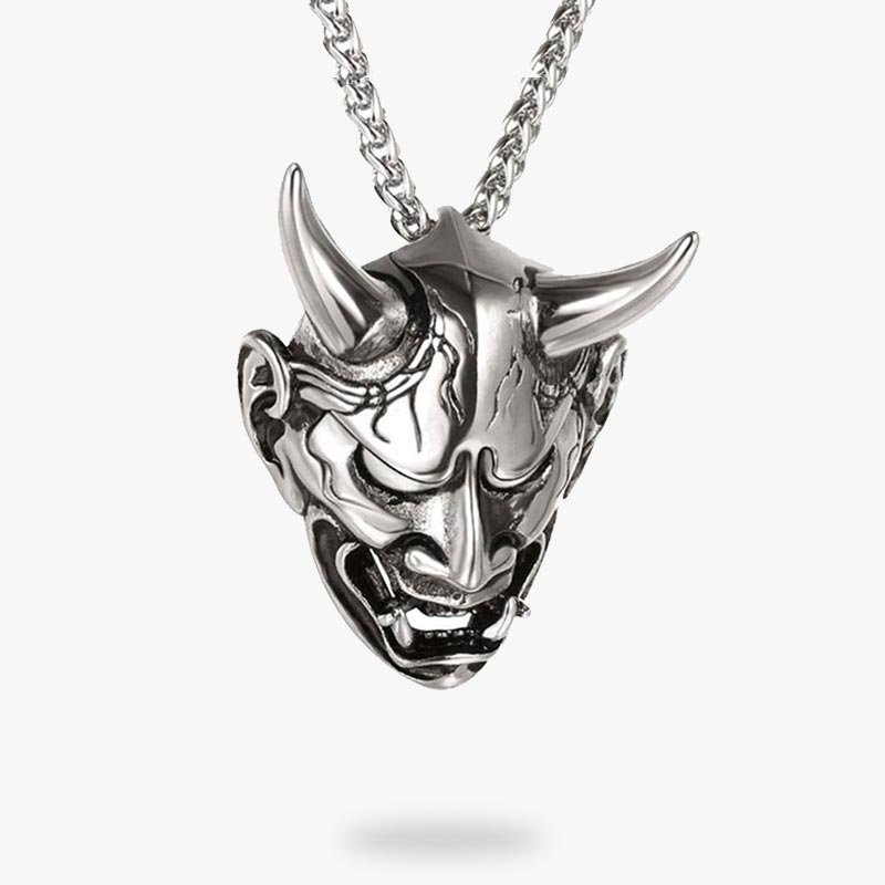 Pendentif Hannya en acier inoxydable porté sur t-shirt uni