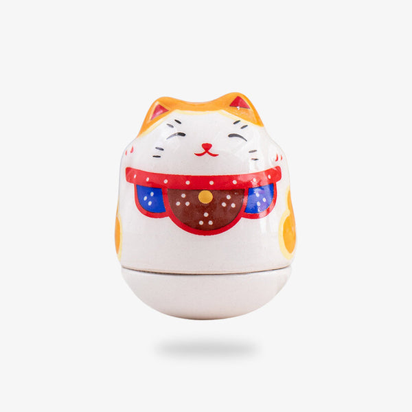 Un porte bonheur japonais maneki-neko de couleur blanche et en céramique en forme de chat