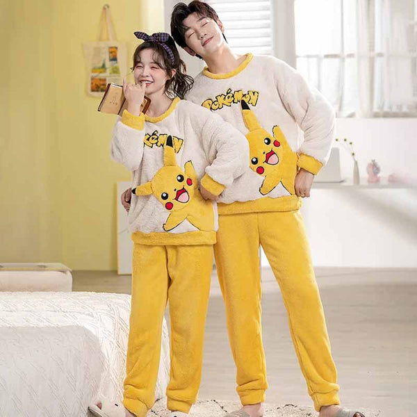 un garçon et une fille sont habillé avec un pyjama japonais pikachu confortable et à la matière molletonnée. La couleur du pyjama piikachu est jaune pour un style mignon kawaii