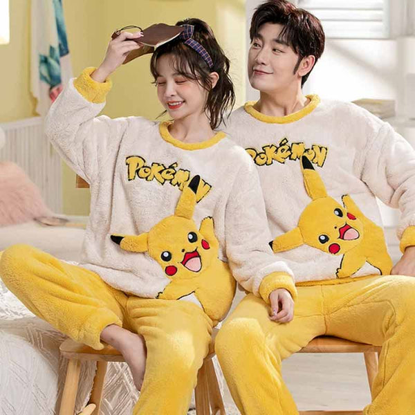 un garçon et une fille sont habillés avec un pyjama japonais Pokemon. C'est un ensemble pyjama doux et molletonné de couleur jaune au couleur de pikachu