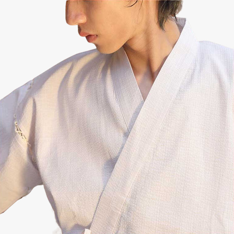 Pour un style samourai, enfilez un pyjama kimono japonais homme. Le tissu est en coton et lin. C'est un vêtement japonais traditionnel