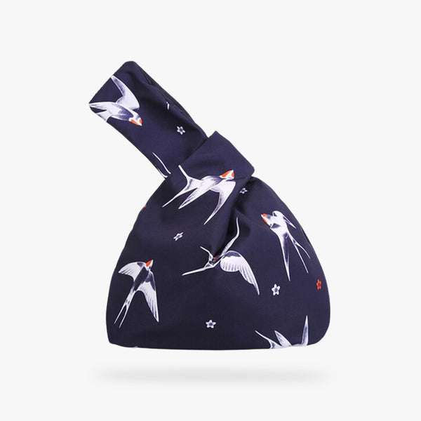 Ce sac japonais femme est un sac à noeud avec un des motifs d'oiseau Shidorie. C est un symbole japonais qui signifie la liberté. Ce sac traditionnel est pratique et fonctionnel