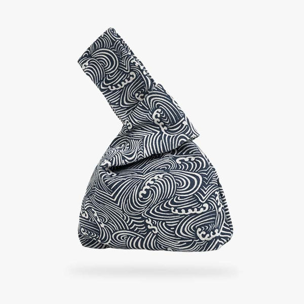 Un splendide sac traditionnel japonais qui se ferme avec un noeud. C est un sac fourretout et fonctionnel de couleur bleu marine avec des motifs de vagues japonaise sur le tissu