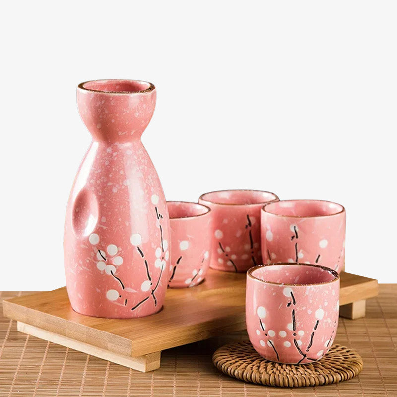 Service à saké japonais orné d'un motif floral traditionnel sakura, idéal pour partager un moment convivial
