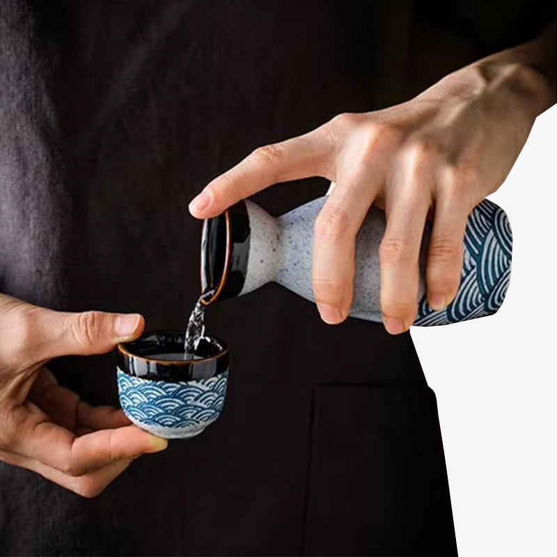 Set à saké japonais vintage façonné avec des matériaux évoquant l'élégance du Japon ancien. Set à saké ancien en céramique avec motif seigaiha