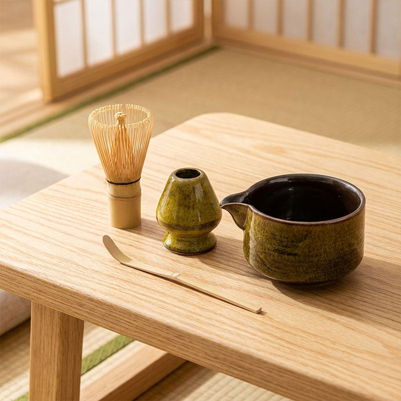 Set de préparation du thé en céramique sur une table en bois dans une pièce japonaise traditionnelle