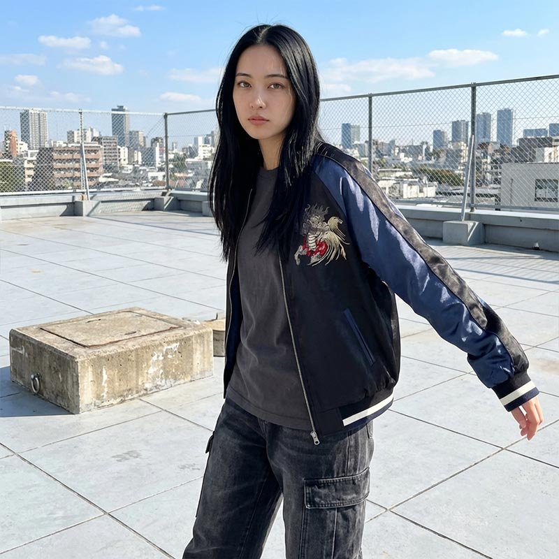 Veste sukajan japonaise portée sur un rooftop avec vue sur la ville