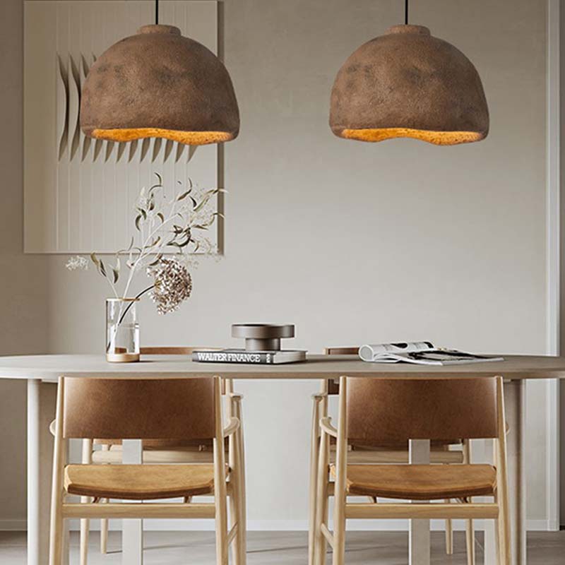 Deux lustres wabi sabi japonais avec table blanche et chaises en bois