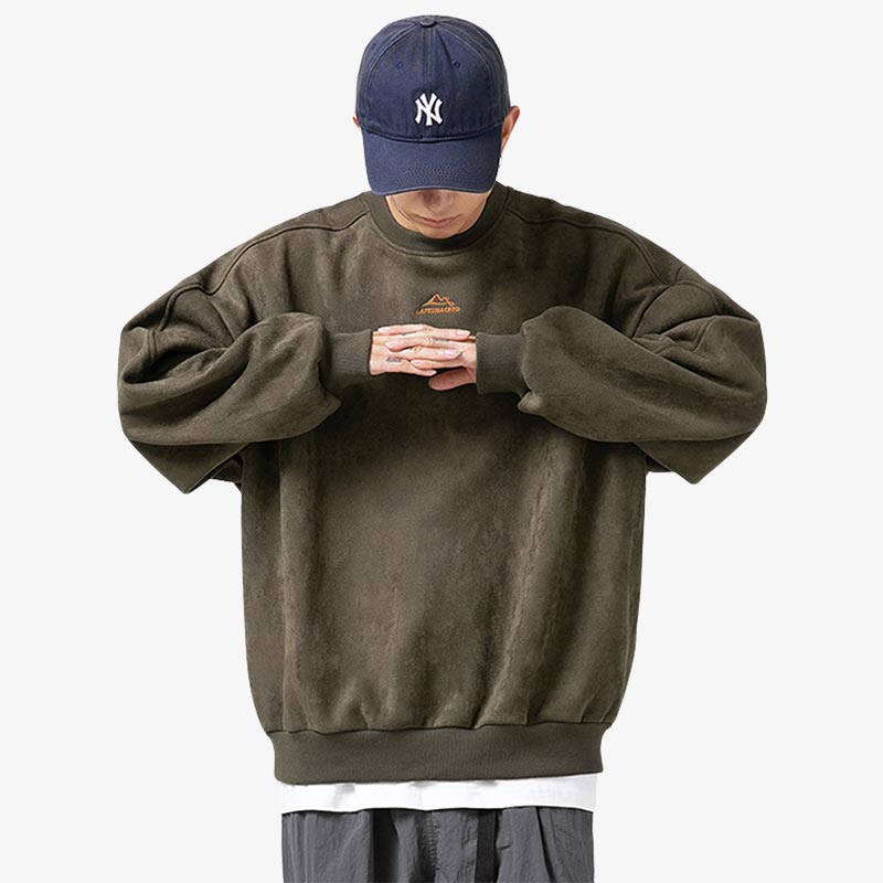 Un homme porte un sweat japonais esthétique en vert, taillé dans un spandex et polyester de qualité, coloris vert monochrome minimaliste