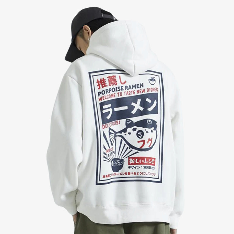 Personne portant un sweat ramen japonais blanc avec illustration au dos