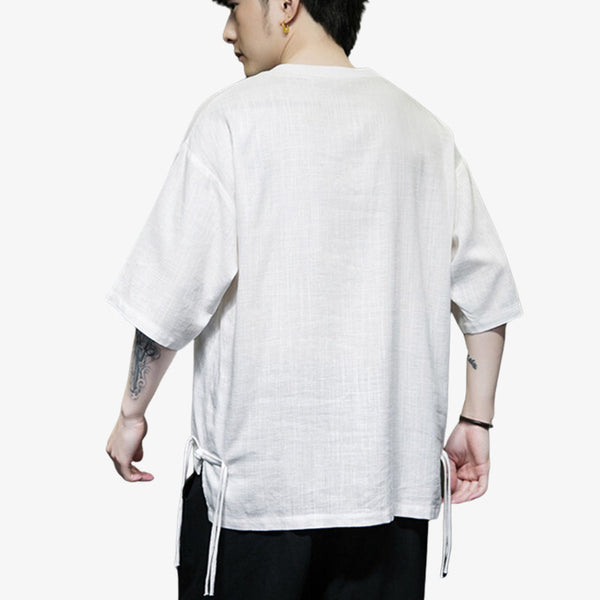 Un homme est habillé avec un t-shirt blanc Japon en matière lin et coton. L'homme se tient debout et de dos