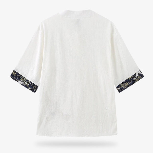 Un t-shirt japonais avec une broderie sur les manches courtes du tissu blanc